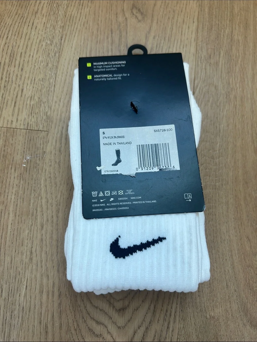 Nike classic Cushioned knee high White Socks Size Small YTH 3-5 Women’s 4-6 NWT
